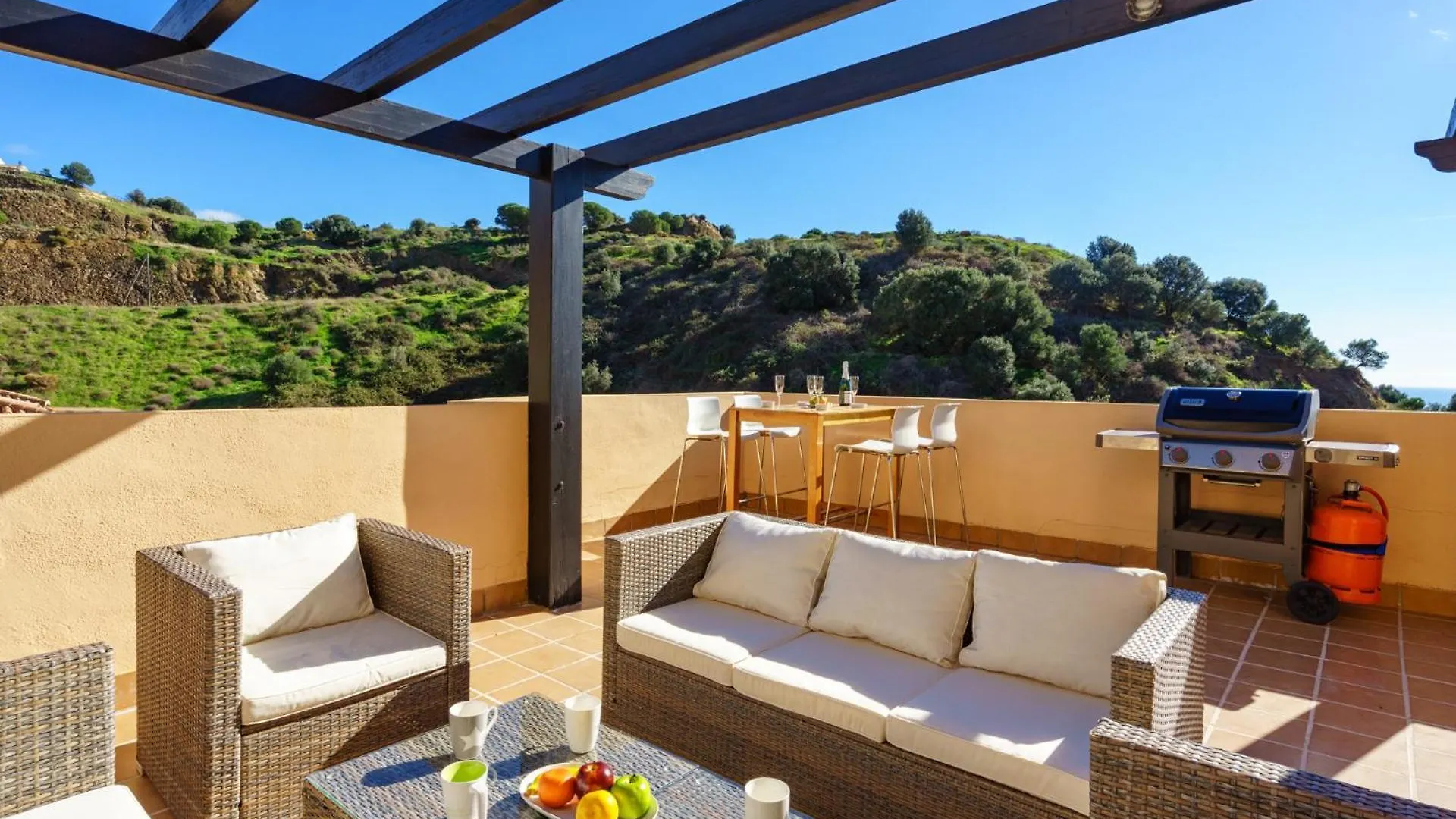 3 Bedroom, Top Floor With Fantastic Terrace And Pools Sitio de Calahonda Apartamento