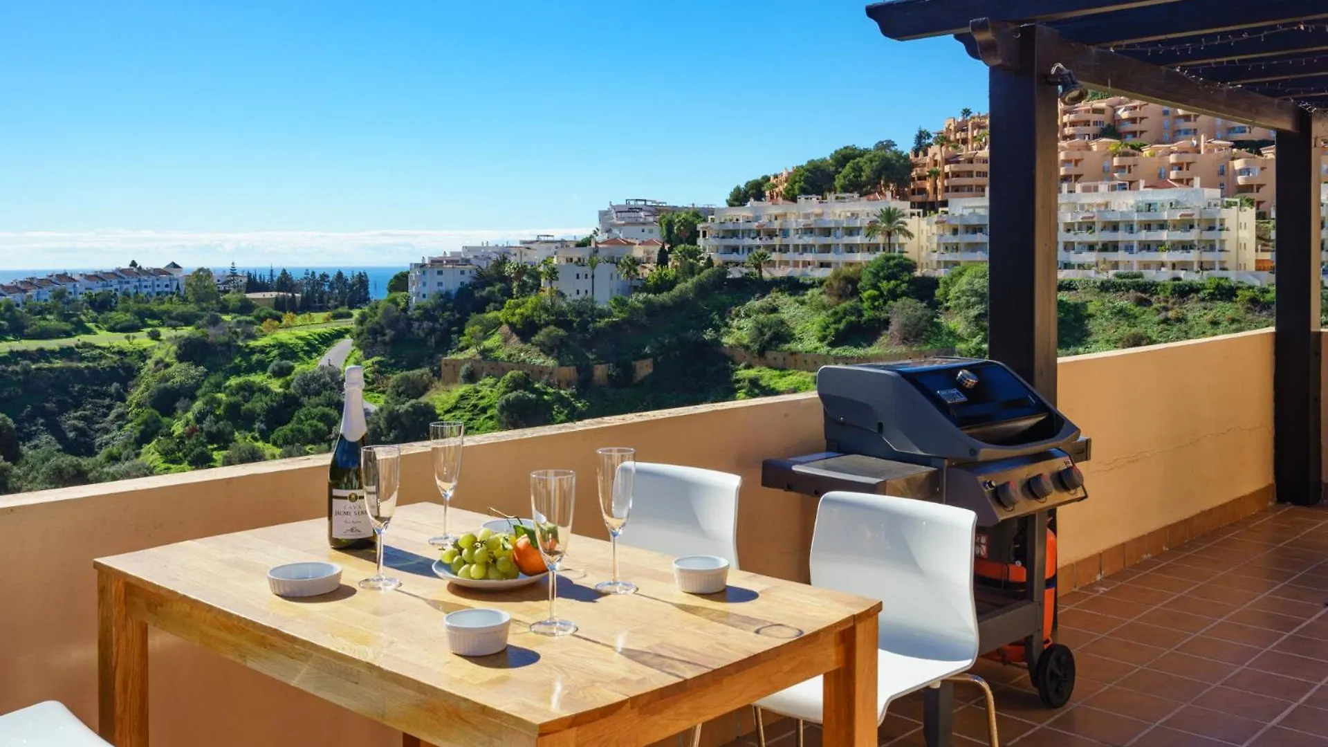 Apartamento 3 Bedroom, Top Floor With Fantastic Terrace And Pools Sitio de Calahonda
