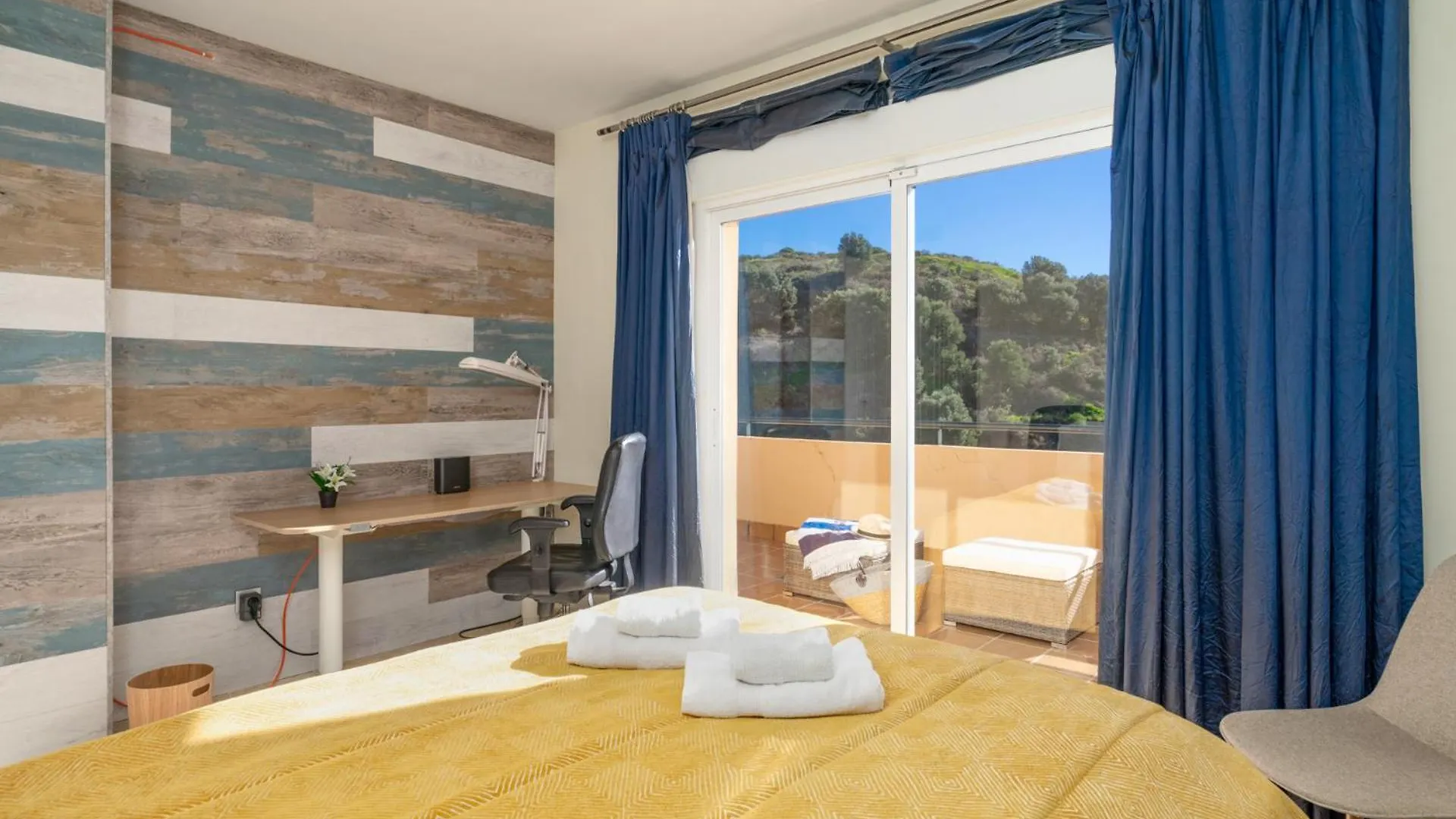 Apartamento 3 Bedroom, Top Floor With Fantastic Terrace And Pools Sitio de Calahonda