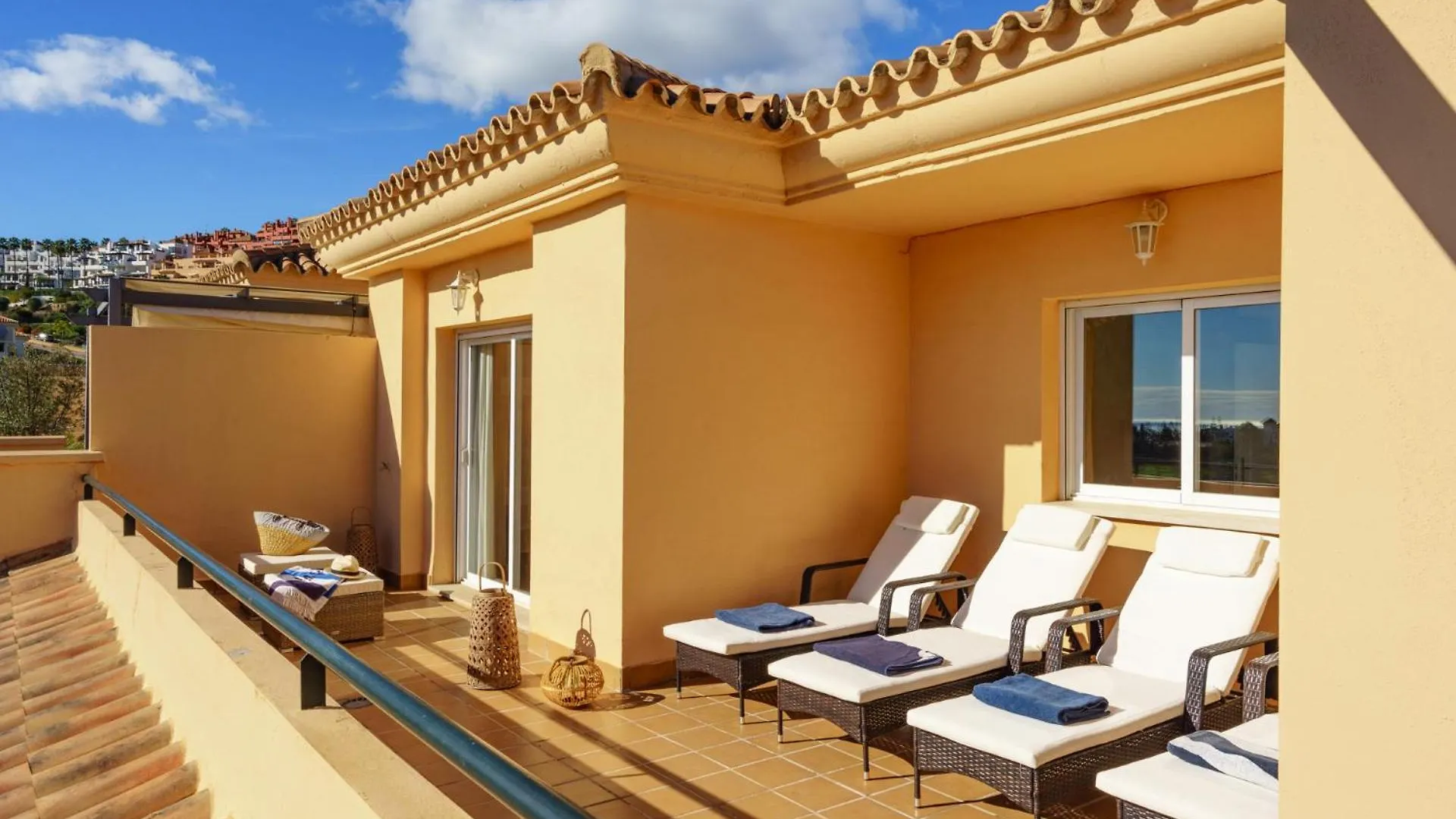 Apartamento 3 Bedroom, Top Floor With Fantastic Terrace And Pools Sitio de Calahonda