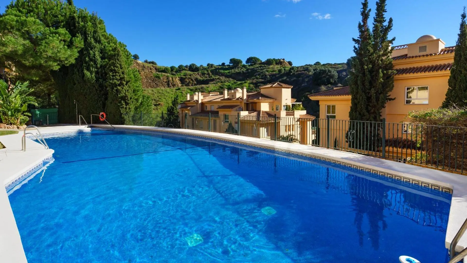 3 Bedroom, Top Floor With Fantastic Terrace And Pools Sitio de Calahonda Apartamento