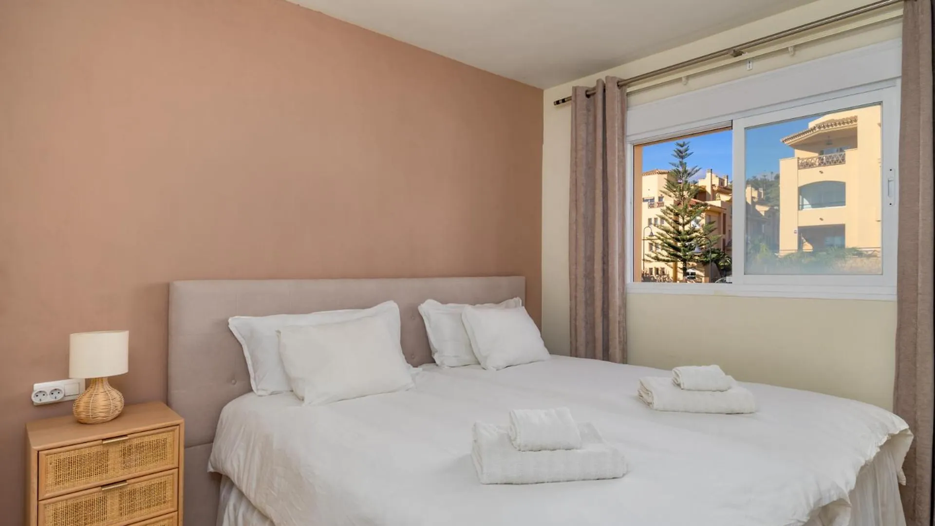 Apartamento 3 Bedroom, Top Floor With Fantastic Terrace And Pools Sitio de Calahonda España