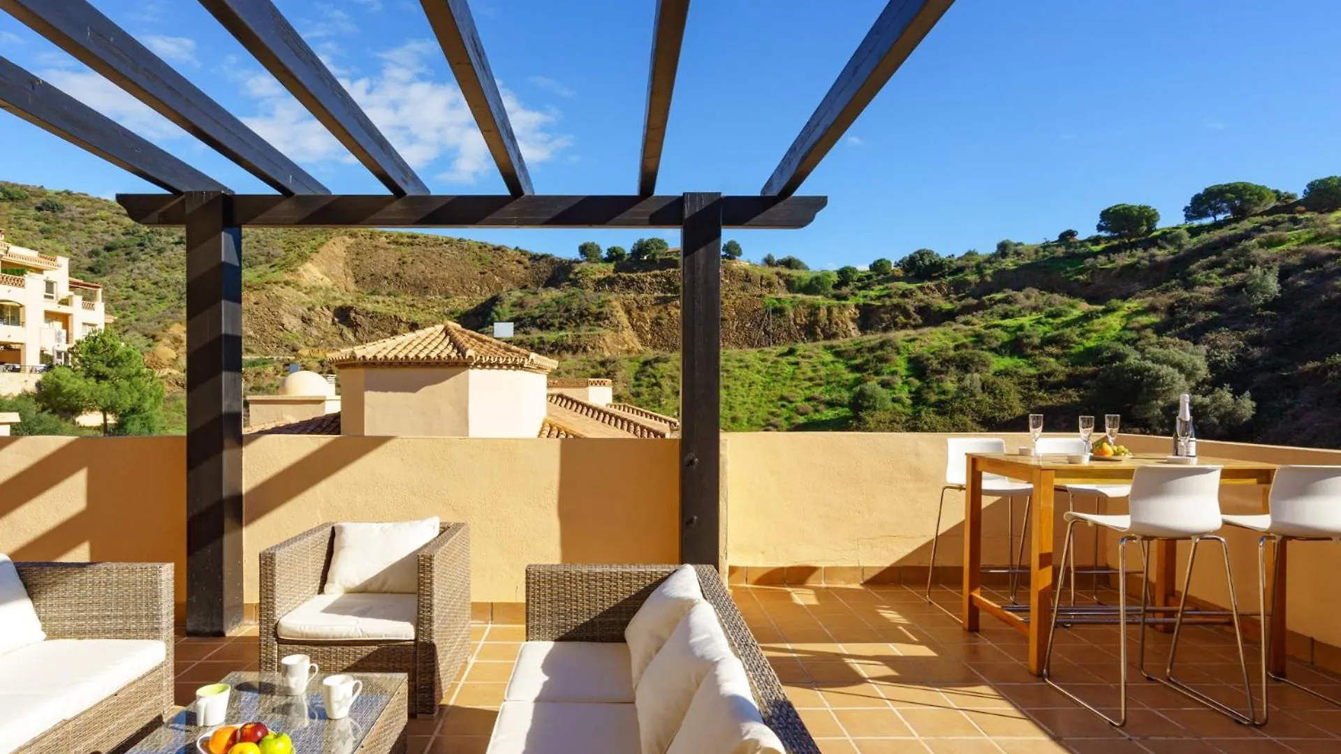 3 Bedroom, Top Floor With Fantastic Terrace And Pools Sitio de Calahonda Apartamento
