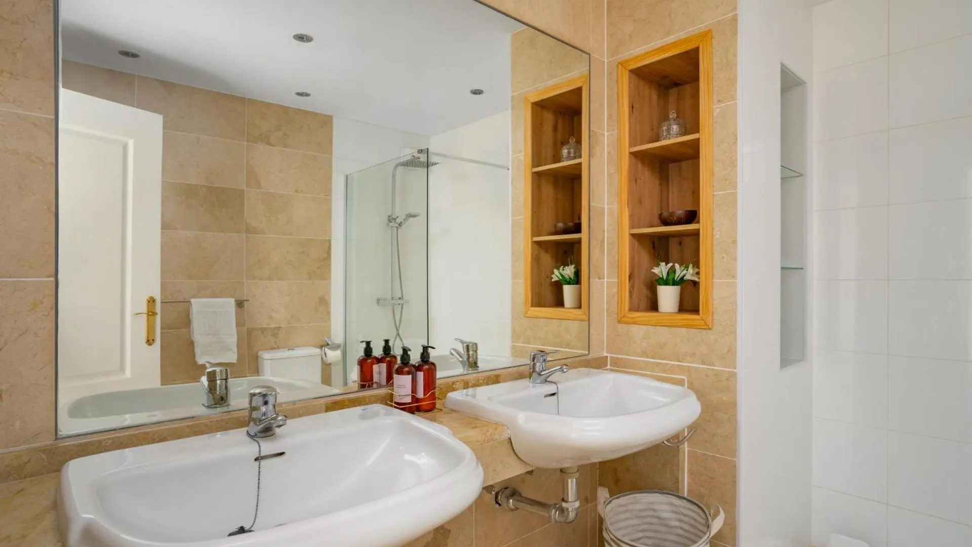 Apartamento 3 Bedroom, Top Floor With Fantastic Terrace And Pools Sitio de Calahonda