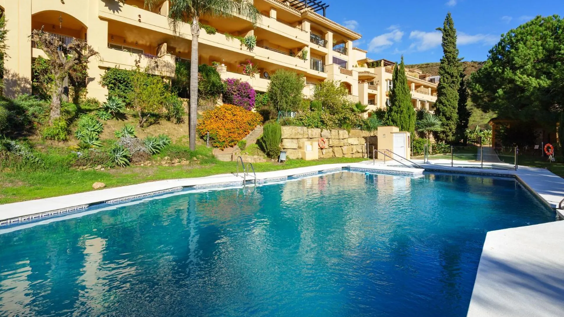 Apartamento 3 Bedroom, Top Floor With Fantastic Terrace And Pools Sitio de Calahonda