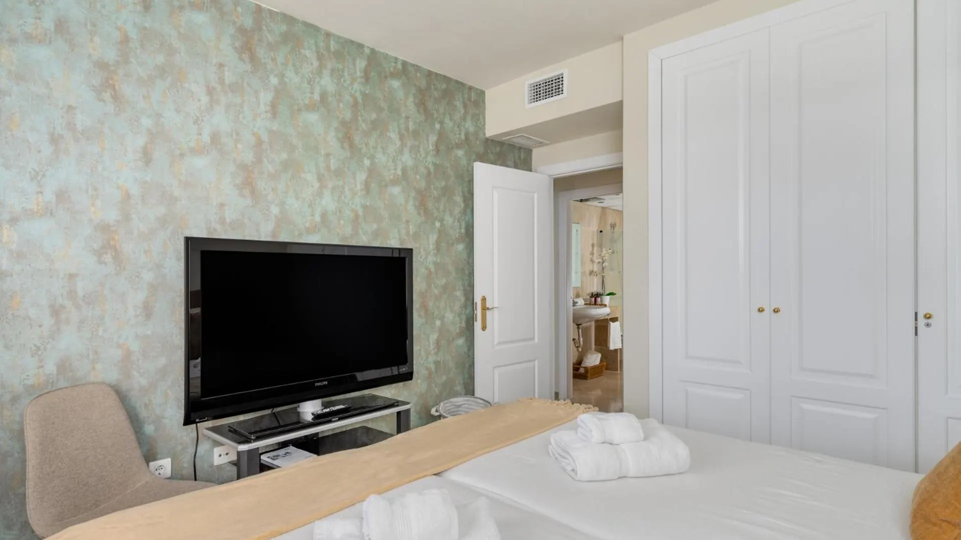 Apartamento 3 Bedroom, Top Floor With Fantastic Terrace And Pools Sitio de Calahonda España